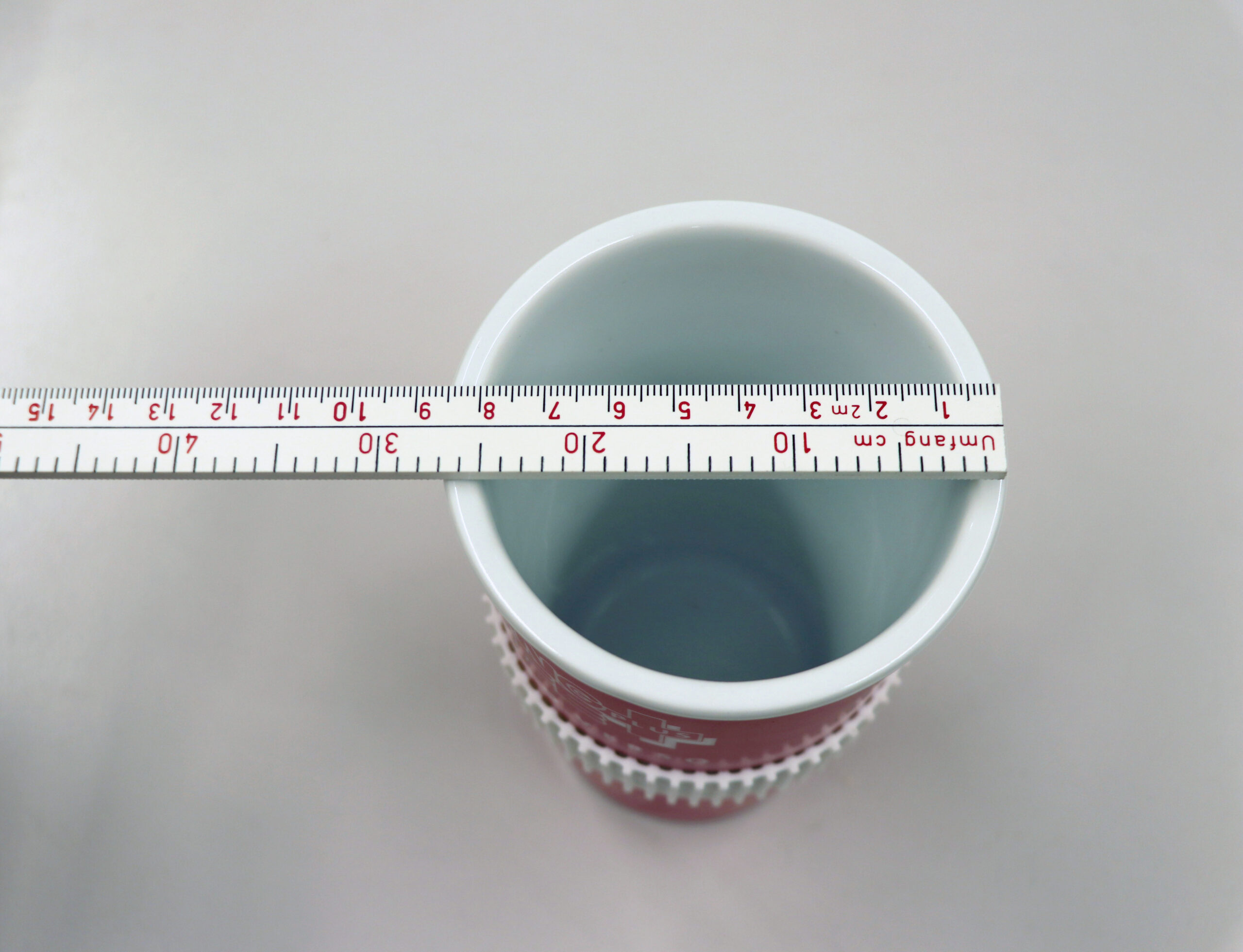 Messen des Umfanges einer Tasse mit dem Umfang-Meter