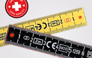LongLife Plus und Composite Stäbe überkreuzt, Swiss Made Logo oben links